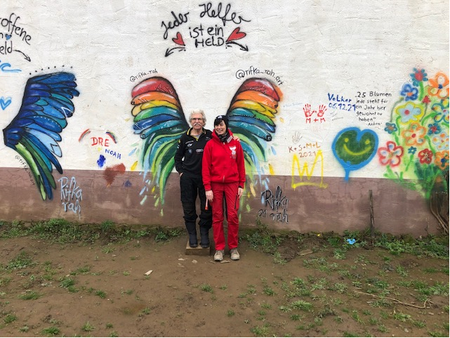 Sabine Zange und Max Schell vor einer „Danke-Helfer-Wand“